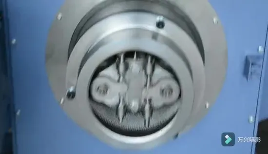 농업 폐기물에서 유기비료 기계를 사용하여 유기비료 펠릿을 생산합니다.